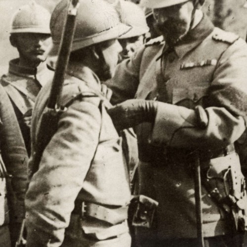 AVW_1916_10_24_Koning Ferdinand van RoemeniÃ« speldt de Sylvada-orde op in 1918