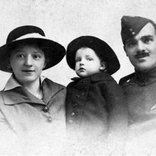 AVW_1917_01_07bSgt. Motterhead with his wife Lillian and their son Sydney