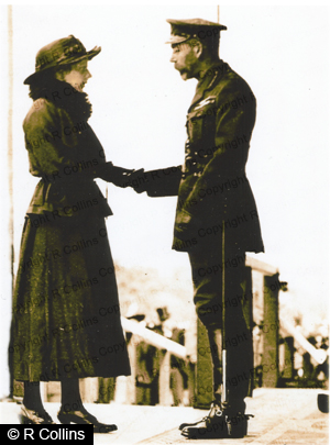 AVW_1917_01_07cMottershead's widow accepting his posthumous VC from King George V