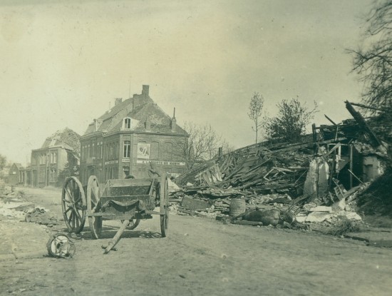 De tot puin herleide herberg in de Oude Wachte, gezien vanop de hoek Menenstraat-Kauwekijnstraat, mei 1915 
